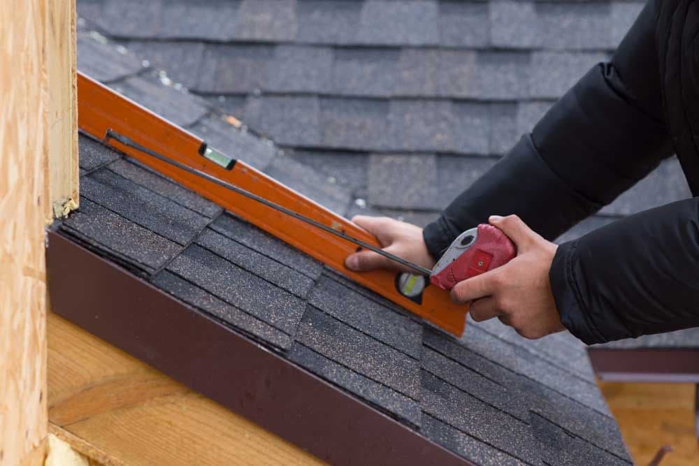 Roofer-holding-a-tape-measure