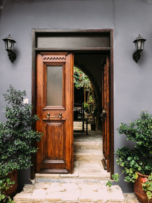5 Tips for Choosing the Right Replacement Door for Your Home